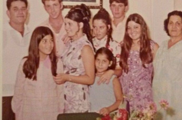 המשפחה - האם מרים מימין, משמאל האב יצחק